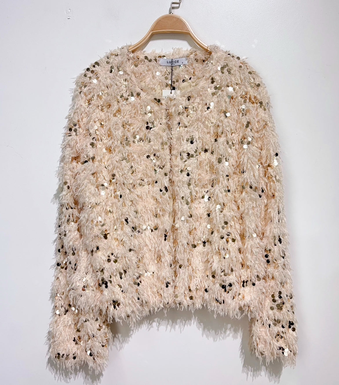 veste en plumes et sequins