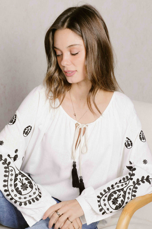 Blouse avec manches brodées